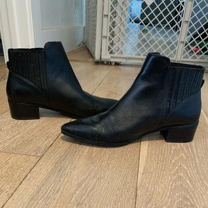 Halogen pointed toe black leather ankle booties -8